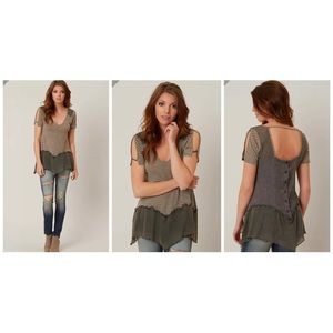 Gimmick tan, green, blue top